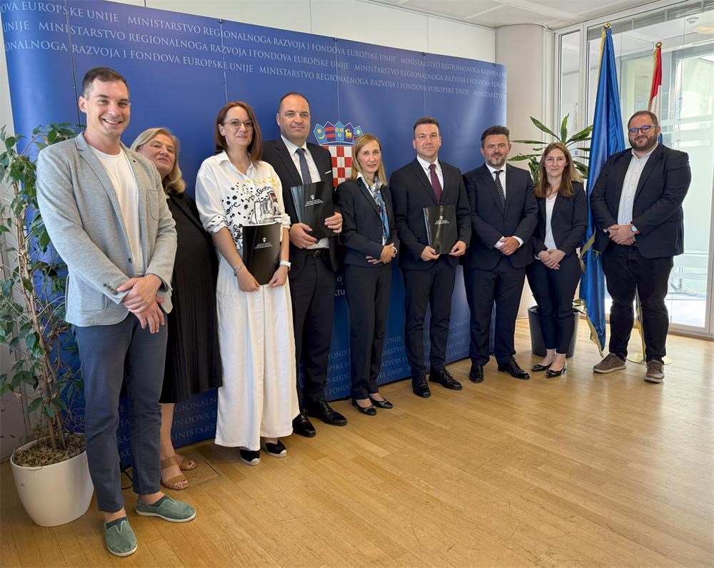 Contract worth EUR 10.8 million signed to support internationalization and development of innovative solutions within the B Light 2 project in the border area Hungary-Croatia